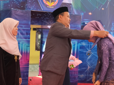 Pengalungan gordon dari kepala sekolah