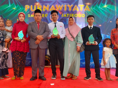 Siswa berprestasi kategori nilai kepemimpinan bersama orang tua dan kepala sekolah