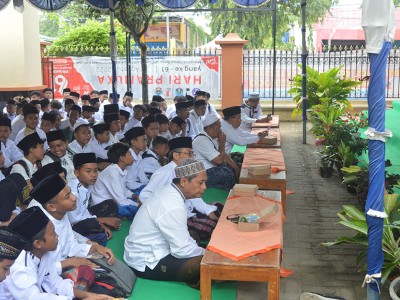 Kepala sekolah bersama sebagian guru didepan siswa