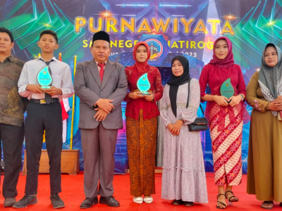 Siswa berprestasi Kategori nilai bidang kesenian bersama orang tua dan kepala sekolah