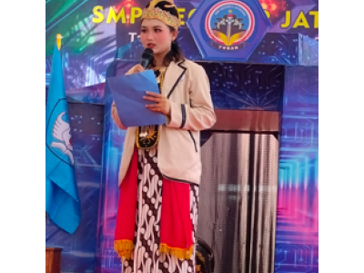 Sambutan perwakilan dari siswa kelas 7 dan kelas 8 oleh ketua OSIS SMP Negeri 2 Jatirogo, Echa Dewi 