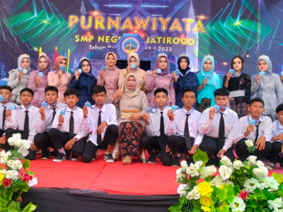 Siswa-siswi kelas IX-A bersama wali kelas