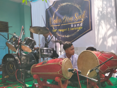 Penampilan hiburan oleh Grup Band SMP Negeri 2 Jatirogo