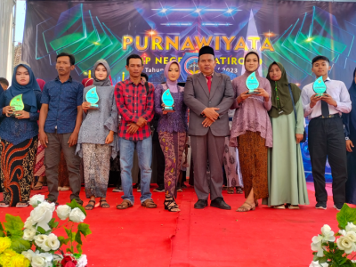 Siswa berprestasi Kategori nilai akademik bersama orang tua dan kepala sekolah