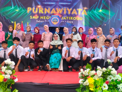 Siswa-siswi kelas IX-B bersama wali kelas