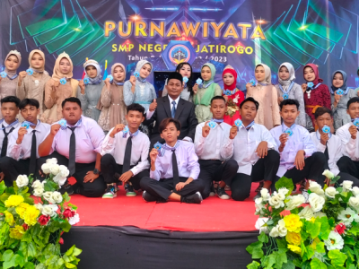 Siswa-siswi kelas IX-E bersama wali kelas