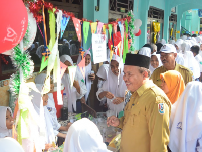 Kepala Sekolah saat berkunjung ke lapak