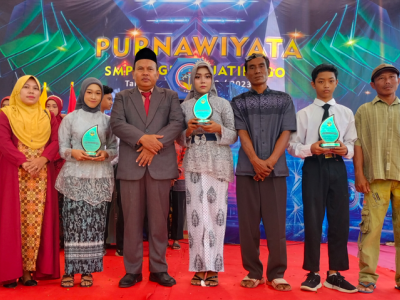 Siswa berprestasi kategori nilai kedisiplinan bersama orang tua dan kepala sekolah