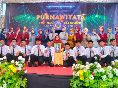 Siswa-siswi kelas IX-D bersama wali kelas