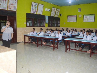 Pemberian materi Public Speaking oleh Pak Pipit