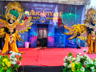 Maskot Pengiring Kirab Wisudawan-Wisudawati