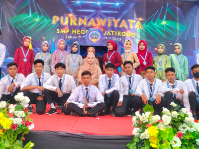 Siswa-siswi kelas IX-F bersama wali kelas