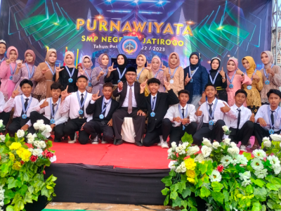 Siswa-siswi kelas IX-C bersama wali kelas